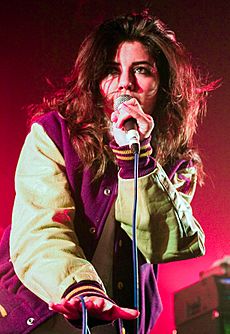 Archivo:Marina & the Diamonds live NME Radar Tour 2009