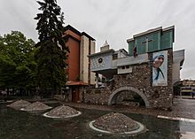 Archivo:Memorial de la Madre Teresa, Skopie, Macedonia, 2014-04-16, DD 12