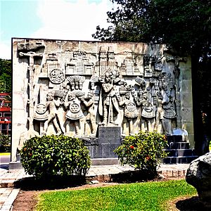Archivo:Monumento Cuauhtémoc