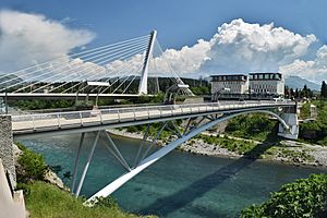 Archivo:Moskovski bridge in the city center of Podgorica, Montenegro 01