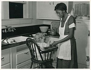 Archivo:Negro domestic servant, Atlanta, Georgia. May 1939. (3110575890)