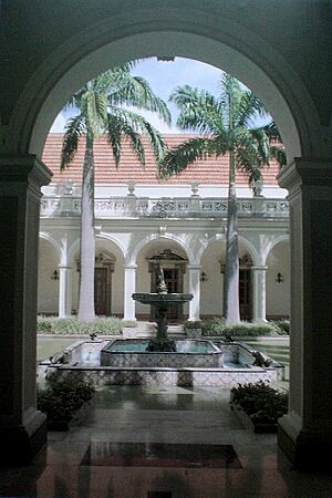 Archivo:Patio Central, Palacio de Miraflores