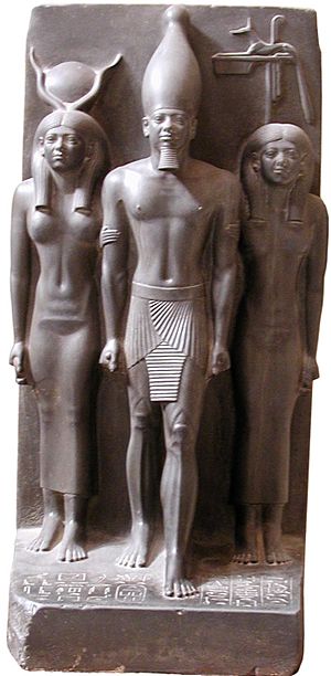 Archivo:Pharaoh Menhaure triad statue, Caire-Musée
