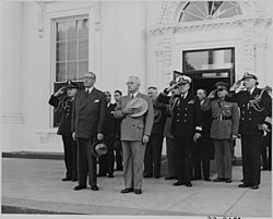 Archivo:Photograph of President Truman and President Juan Antonio Rios of Chile, with others, standing at attention outside... - NARA - 199242