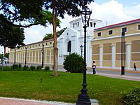 Archivo:Plaza Bolivar y al fondo Antiguo Hotel Jardin y Gobernacion del estado