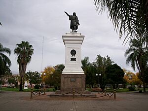Archivo:Plaza Colón (Monte Caseros)