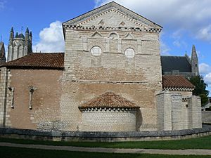 Archivo:Poitiers-Baptistère Saint-Jean(côté sud)