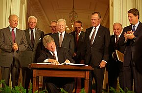 Archivo:President Bill Clinton signs NAFTA