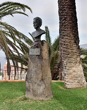 Archivo:Puerto de la Cruz Tenerife - Dulce María Loynaz - Monument
