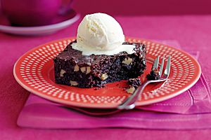 Archivo:Rich-chocolate-brownie-with-vanilla-bean-ice-cream