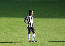 Archivo:Ronaldinho-Atlético-MG vs Atlético-GO