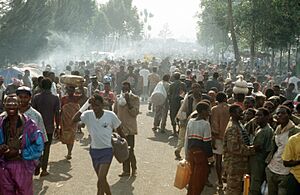 Archivo:Rwandan refugees at the Kitali refugee camp DF-ST-99-05606