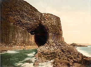 Archivo:Scotland-Staffa-Fingals-Cave-1900