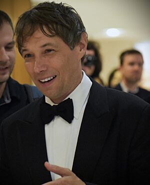 Archivo:Sean Baker at 2024 Cannes Film Festival (Anora director)