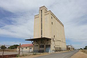 Archivo:Silo de Manganeses de la Lampreana 01