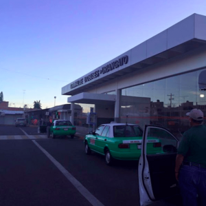 Archivo:TERMINAL DE AUTOBUSES DE URIANGATO