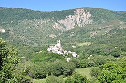 Thoard et le sommet de la Bigue.jpg