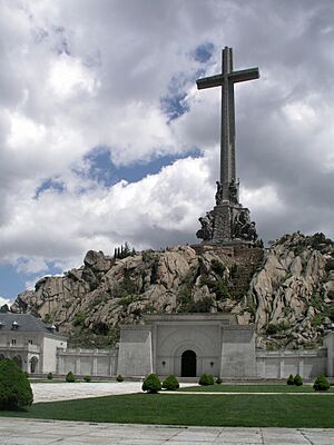 Archivo:ValleDeLosCaidos Cross north side1