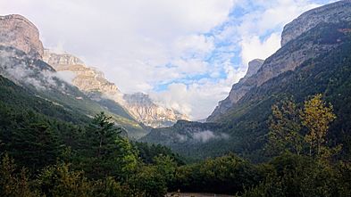 Archivo:Valley of Ordesa, Ordesa y Monte Perdido National Park, Spain
