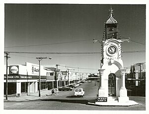 Archivo:View of the Memorial Clock Tower in Weld Street, Hokitika