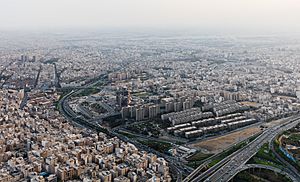 Archivo:Vista de Teherán desde la Torre Milad, Irán, 2016-09-17, DD 78