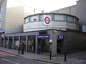 Archivo:Wapping tube station 1