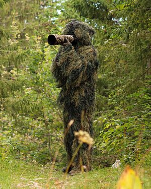 Archivo:Wildlife Photographer Giles Laurent in a ghillie suit