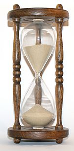 Archivo:Wooden hourglass 3