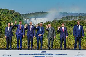 Archivo:04.07.2023 - Fotografia oficial dos chefes de delegação dos países membros, Bolívia, Estados Associados e Convidados Especiais (53022344737)