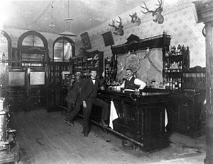 Archivo:1897 Saloon Blackhawk