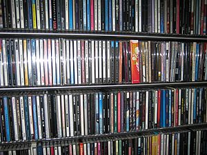 Archivo:A large collection of CDs 02-2005