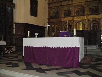 Archivo:Altar mayor y presbiterio de la iglesia de Nuestra Señora del Castillo
