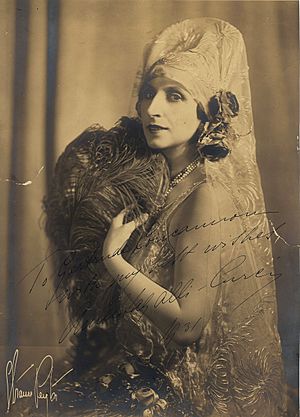 Archivo:Amelita Galli-Curci, soprano, 1931 - photograph by Strauss Peyton (4329642836)