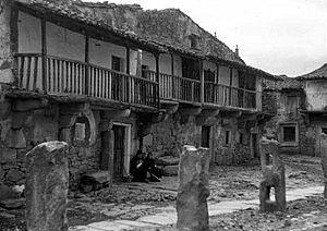 Archivo:Arquitectura tradicional ribereña en Villarino de los Aires (1959)