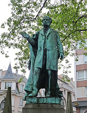 Archivo:Charles Adolphe Würtz-Statue-Strasbourg (2)