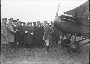 Archivo:Civilian and military visitors inspecting R.A.F. S.E.5b aircraft RAE-O409