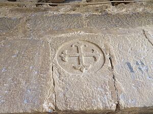 Archivo:Cruz de la Orden de Calatrava, piedra clave (Ráfales, Teruel)