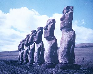 Archivo:Easterstatues