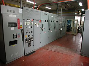 Archivo:Electrical switchgear