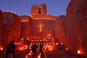 Archivo:Farolitos, old church, Jemez State Monument