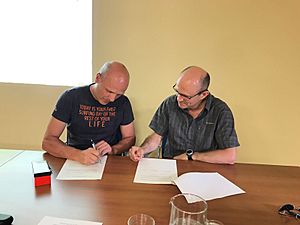 Archivo:Firma del convenio de la Junta Vecinal de Valdavido con AEMS Ríos con Vida