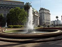 Archivo:Fuente de la Plaza de Mayo