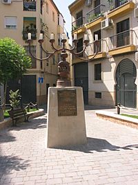 Archivo:Jaén - Menorá de la Plaza de los Huérfanos K01