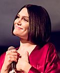 Archivo:Jessie J performing live at The Peppermint Club 05 (cropped)