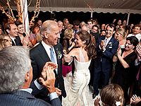 Archivo:Joe Biden dances the hora with his daughter