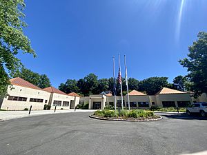 Archivo:Kings Point Village Hall, Kings Point, Long Island, New York June 17, 2021