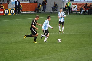 Archivo:Messi Podolski Di Maria 2010