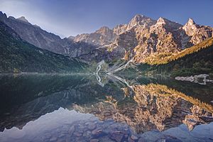 Archivo:Morskie Oko o poranku