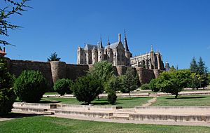 Archivo:Muralla, Palacio Gaudí, Catedral de Astorga