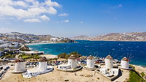 Archivo:Mykonos windmills with a view of the Aegean Sea in Greece - 50662259091